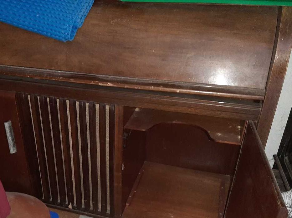 Rádio Antigo com Gira-discos