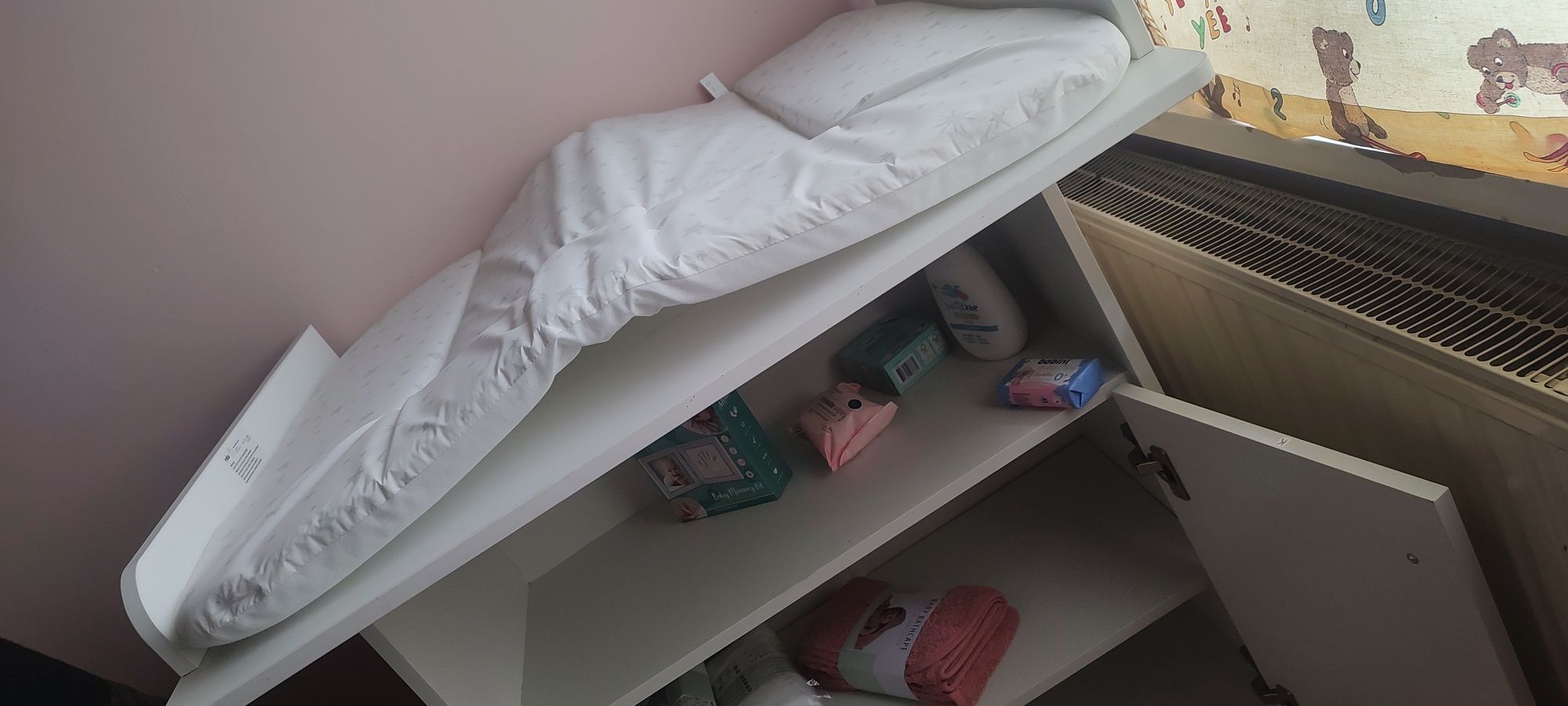 Przewijak z szafką i materacem