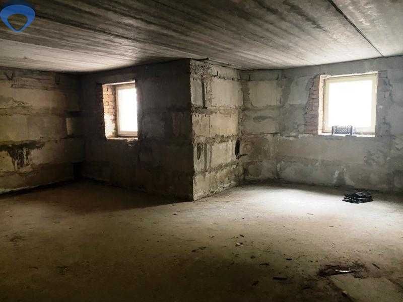 Большой цоколь в спальном районе, ул. Старицкого
