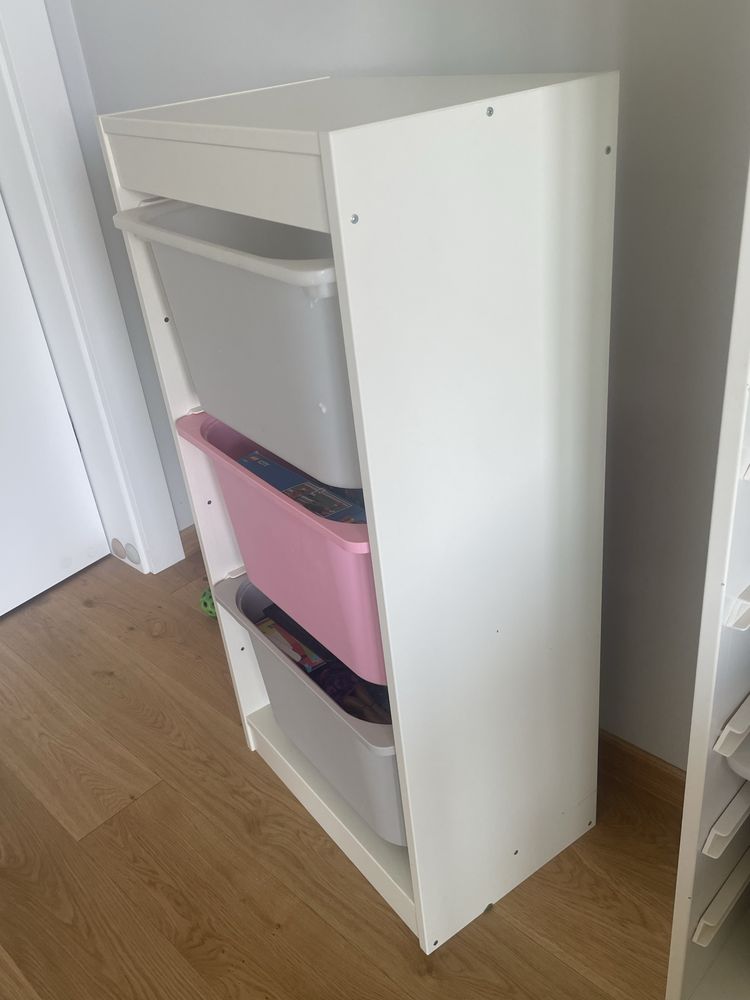 Regal szafka biala trofast Ikea z pojemnikami pudelkami