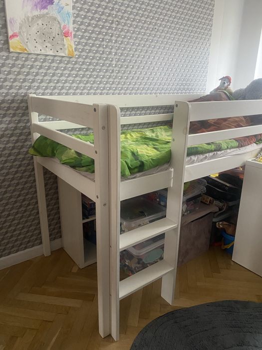 Łóżko jednoosobowe na antresoli