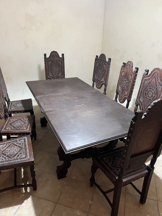 Conjunto de Mesa com 8 cadeiras de couro