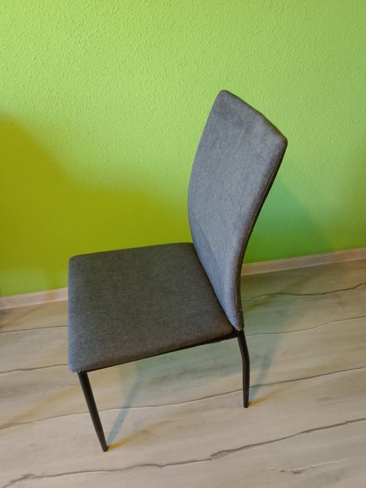 Krzesła na metalowych nóżkach