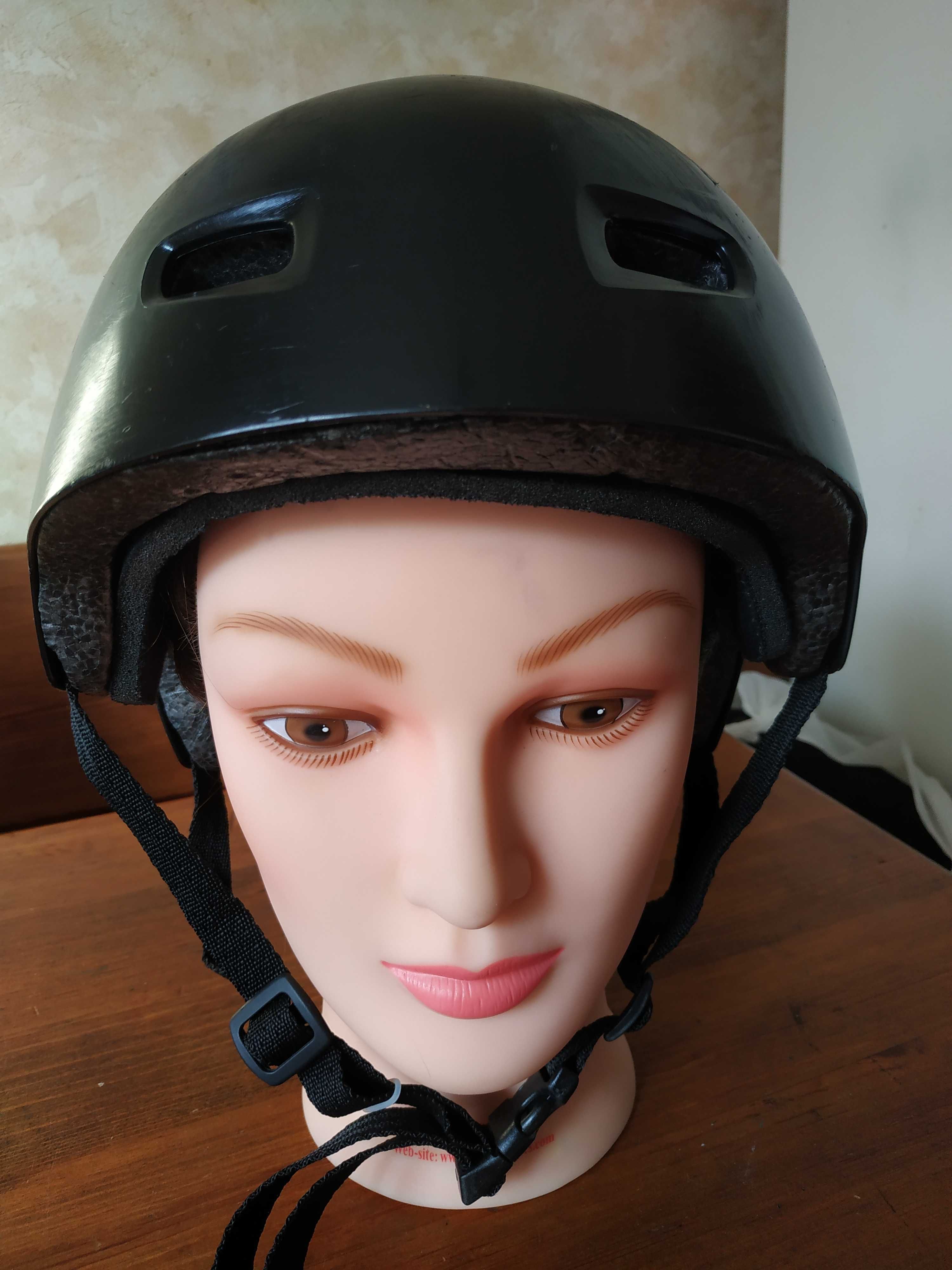 Черный защитный шлем для роликов, скейта, велосипеда 58-61 см
