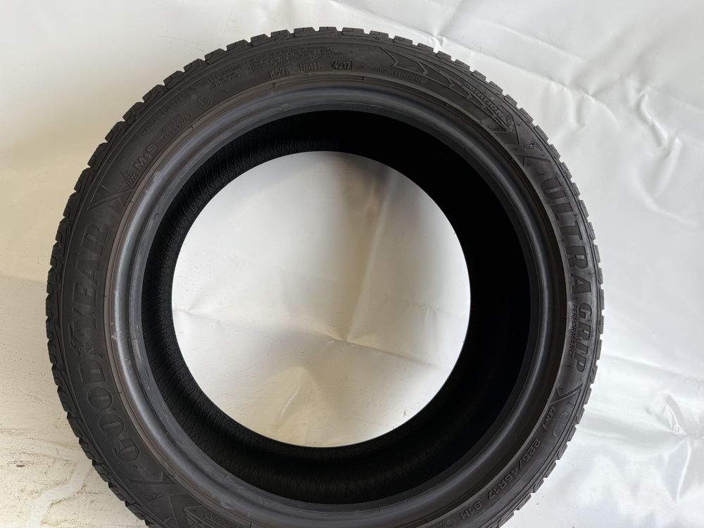 225/45/17 Goodyear UltraGrip Performance 91H 2017R (338)