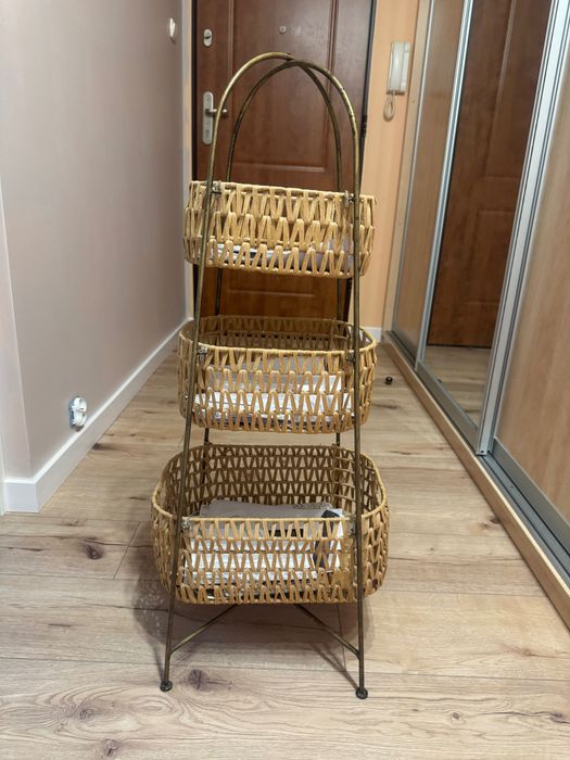 Stojak z 3 wiklinowymi koszami.