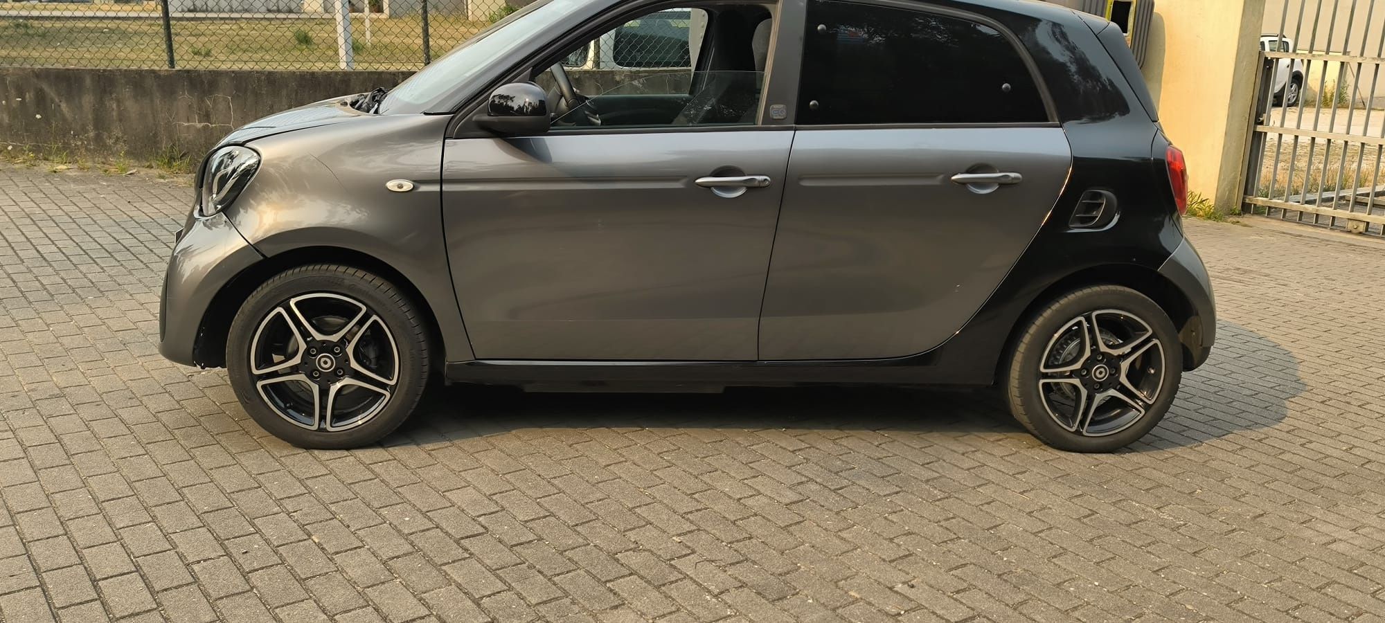 Smart Fourfour elétrico salvado