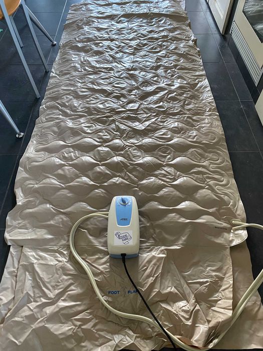 3 Colchões anti-escaras de pressão alternada e 2 compressores