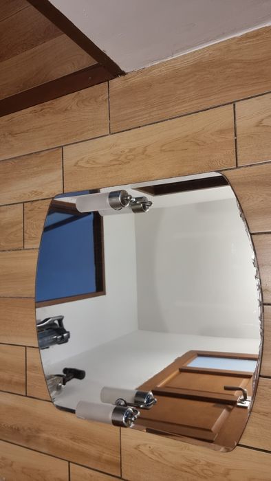 Lustro łazienkowe z kinkietami