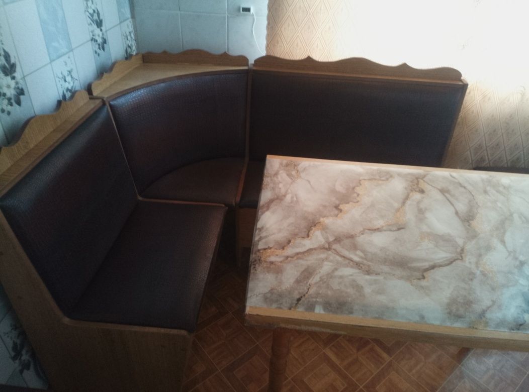 Продам кухонный уголок б/у.