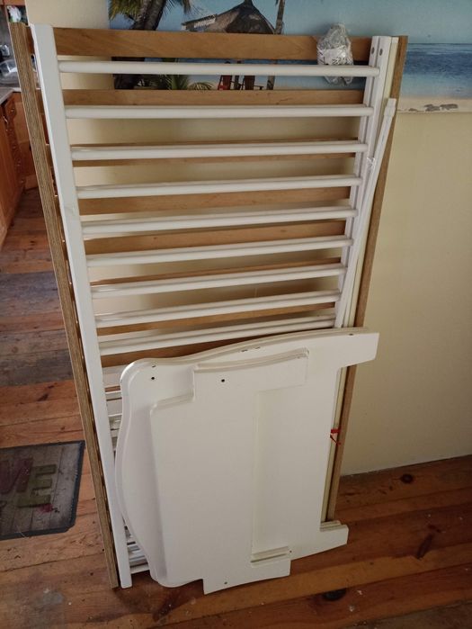 Łóżeczko dziecięce białe.