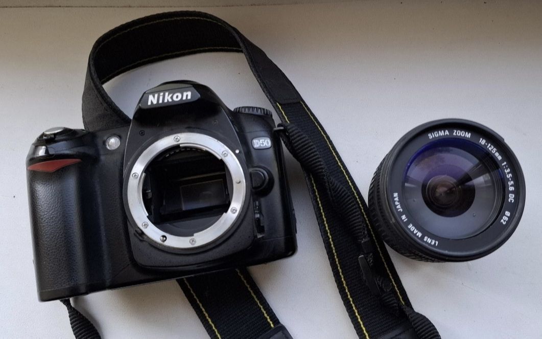 Цифрова дзеркальна фотокамера Nikon D50 з японським зум-об'єктивом Sig