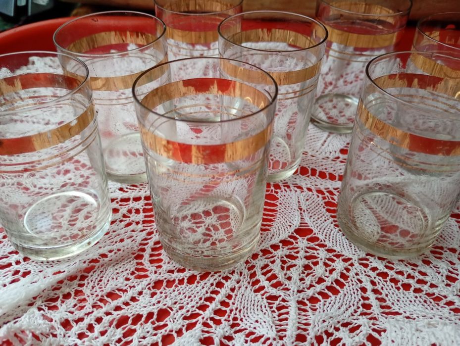 Скляні чарки із золотавим обідком