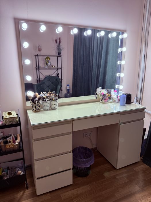 Макіяжний стіл та крісло