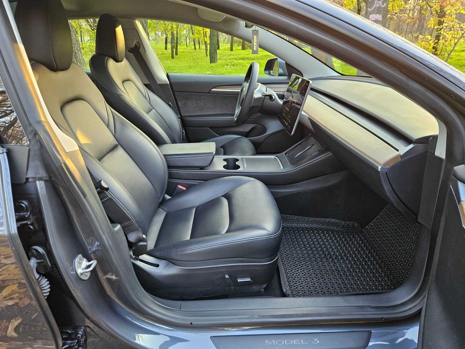 Продам Tesla Model 3  2023р. у відмінному стані