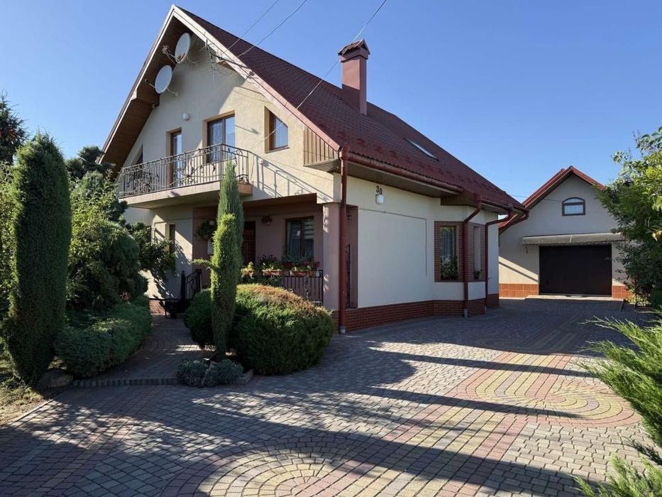 Продам добротний цегляний будинок.