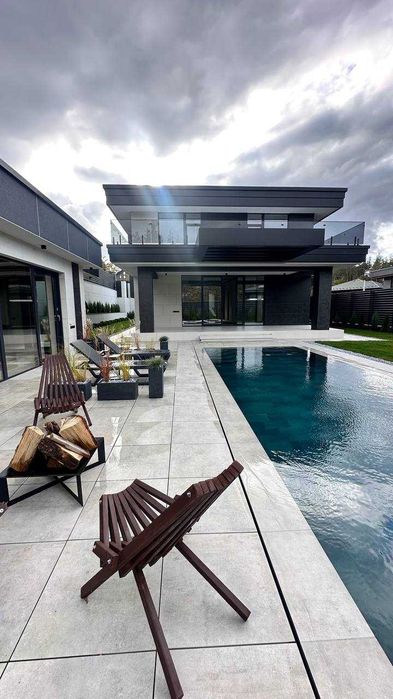 Просторий і стильний будинок в Ходосівці.