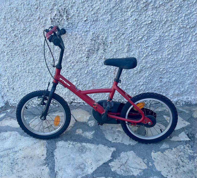 Bicicleta BTWIN 16” (Decathlon), ideal para crianças dos 4 aos 6 anos.