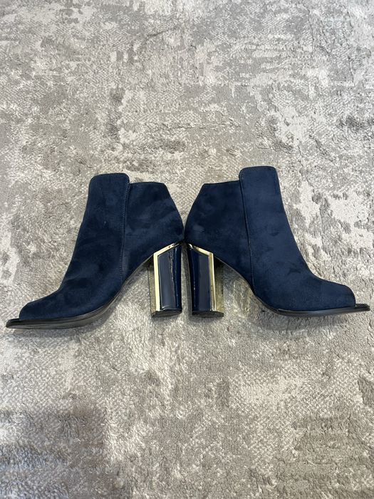 Жіночі замшеві черевики Ботільйони розмір 39.