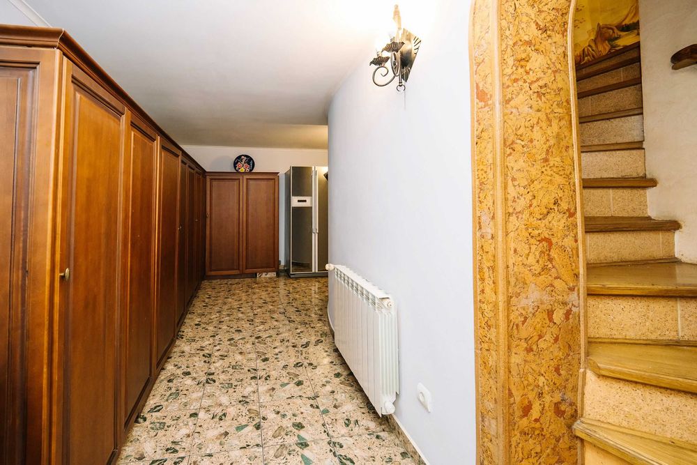 Простора дворівнева квартира в центрі!