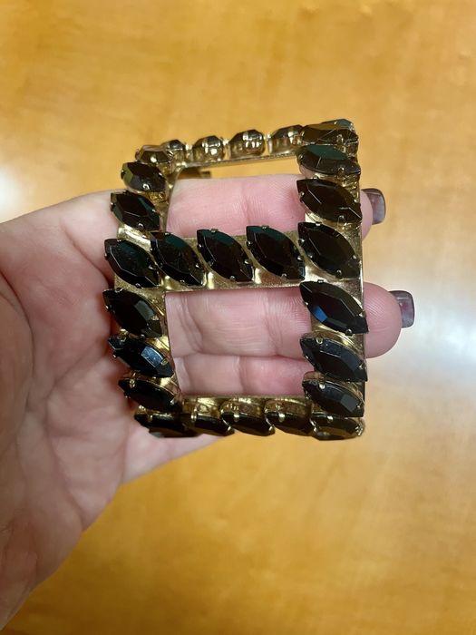 Pulseira dourada com pedras negras da Pedra Dura