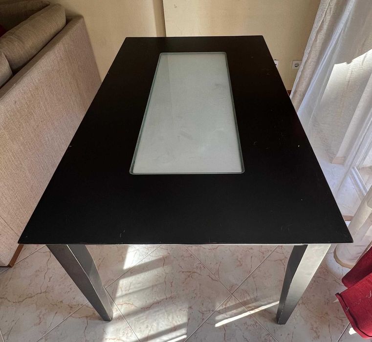 Mesa de jantar em wengué com bastante uso