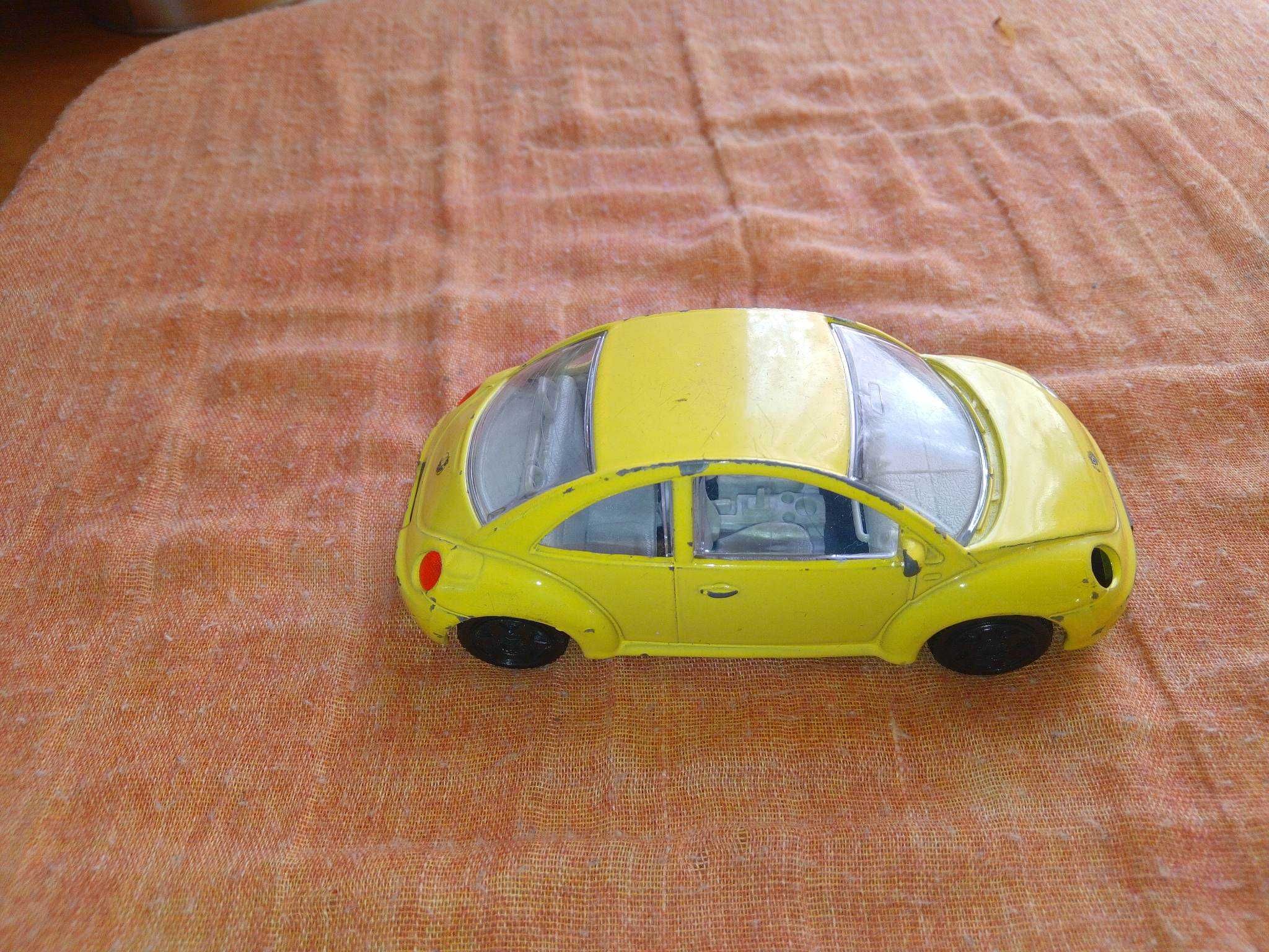 Volkswagen New Beetle model Bburago 1/43 1:43 żółty samochód