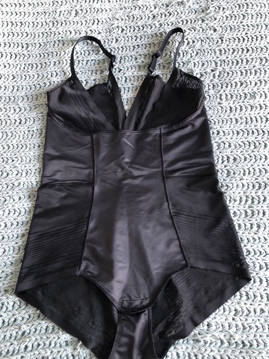 Czarne body modelujace bielizniane uniweesalne w bdb stanie m&s idealn