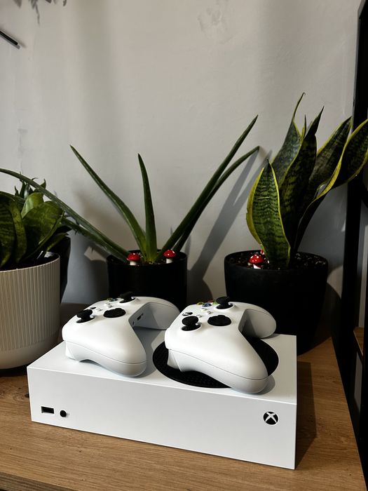 Xbox series s + 2 pady