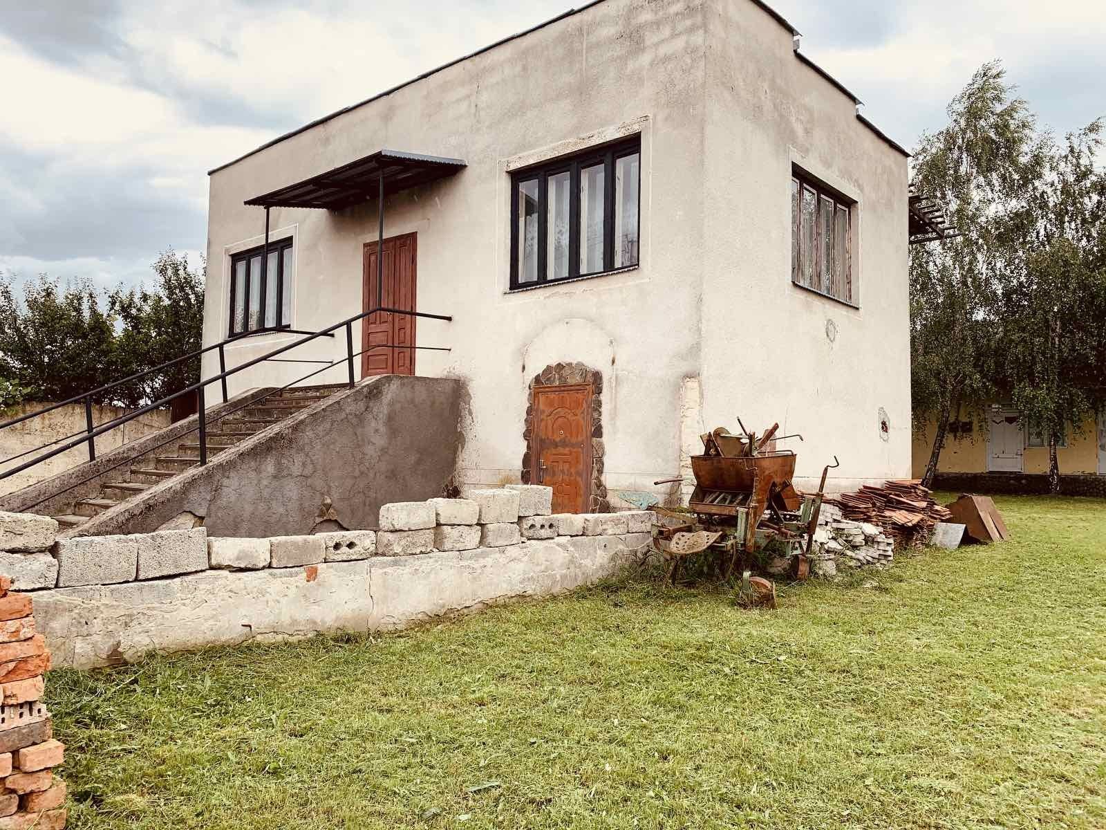 Будівля бувшого магазину з складськими приміщеннями