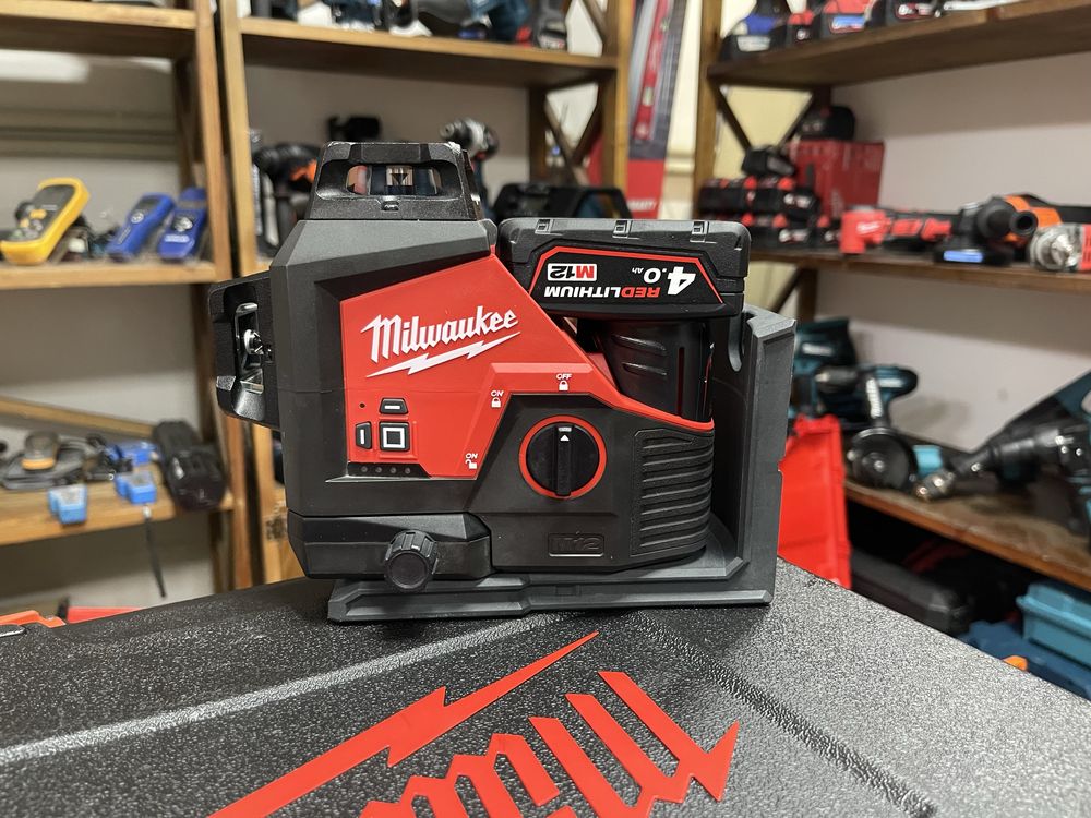 Milwaukee M12 3PL / 3D лінійний лазерний рівень Мілвокі