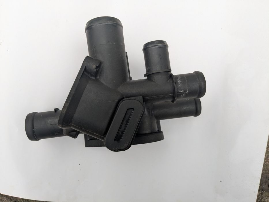 Корпус термостата skoda Octavia tour 1.6