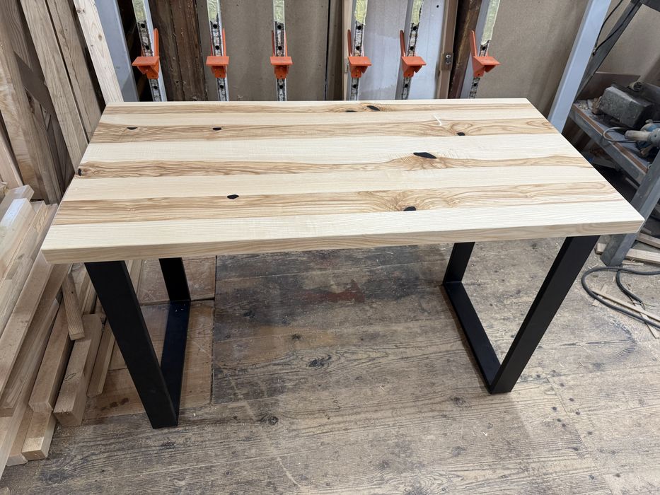 Biurko jesionowe z metalowymi nogami