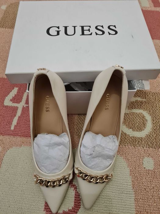 Sapato salto alto Guess