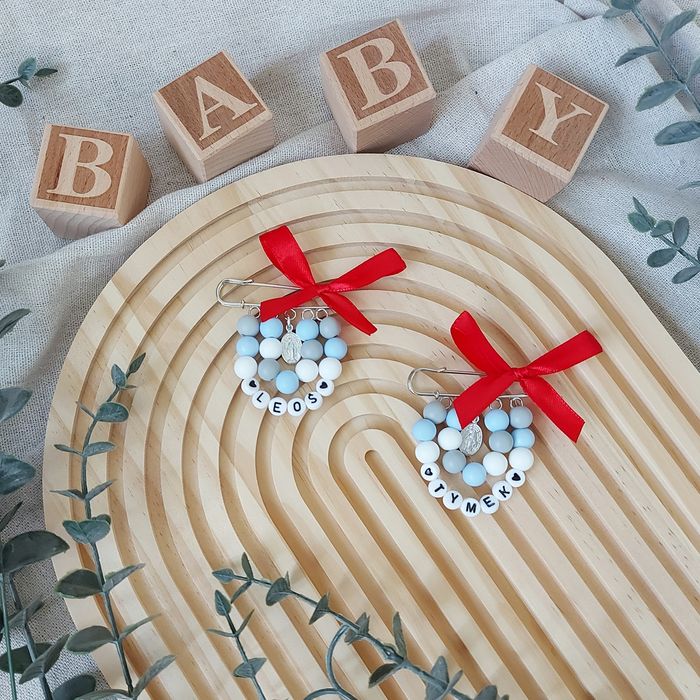 Agrafka do wózka z czerwoną kokardką broszka