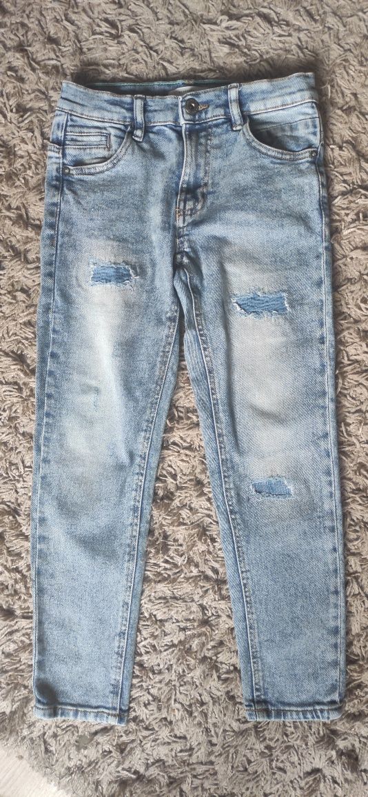 Reserved jeansy dżinsy dla chłopca z przetarciami 134cm