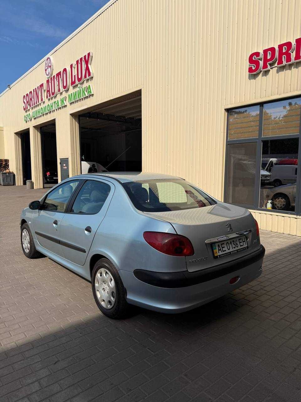 Продам Peugeot 206  2010 р.в. з пробігом 49000 км. !