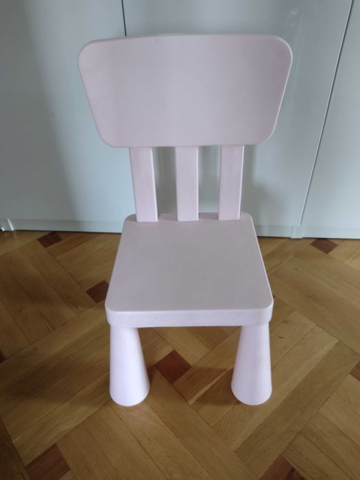 Różowe krzesełko do pokoju dziecięcego