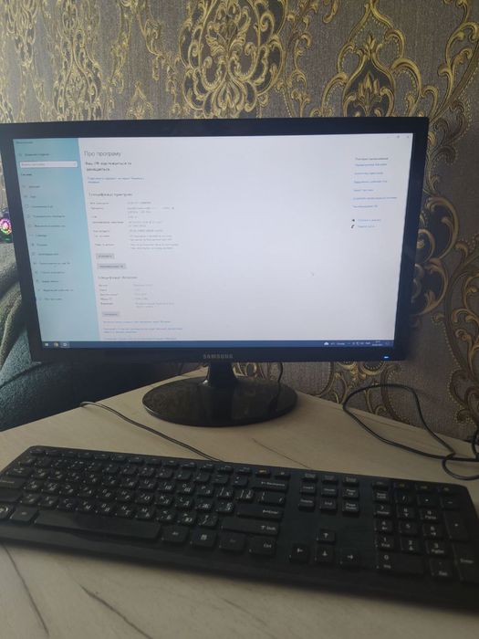 Офісний компʼютер з монітором та принтером