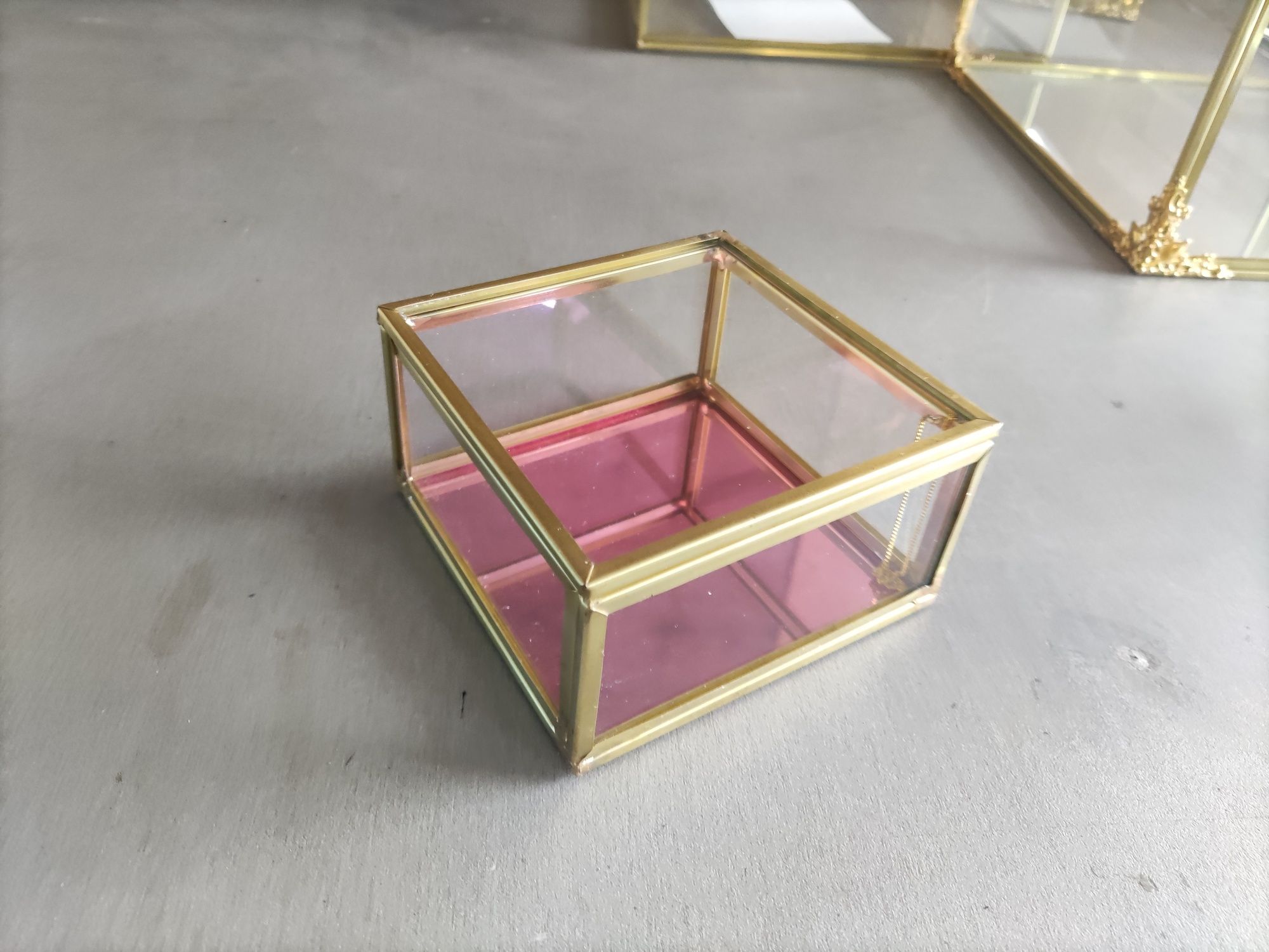 Pudełko szklane złote szkatułka organizer na obrączki ślubne biżuterię