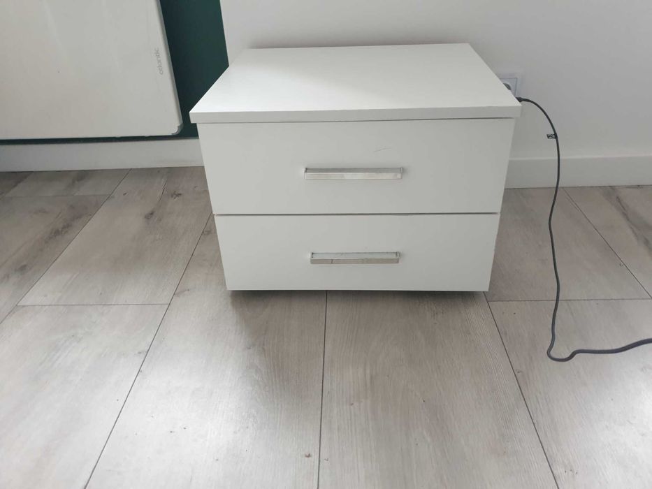 Szafka nocna biała z szufladami