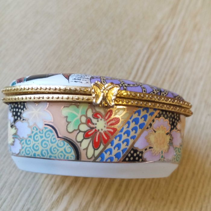 Шкатулка керамика.