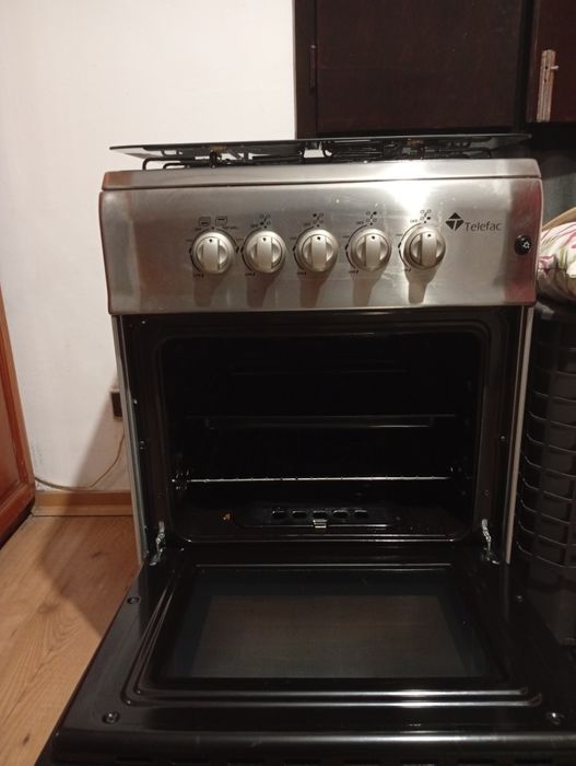 Fogão a gás com tabuleiro de forno e grelha