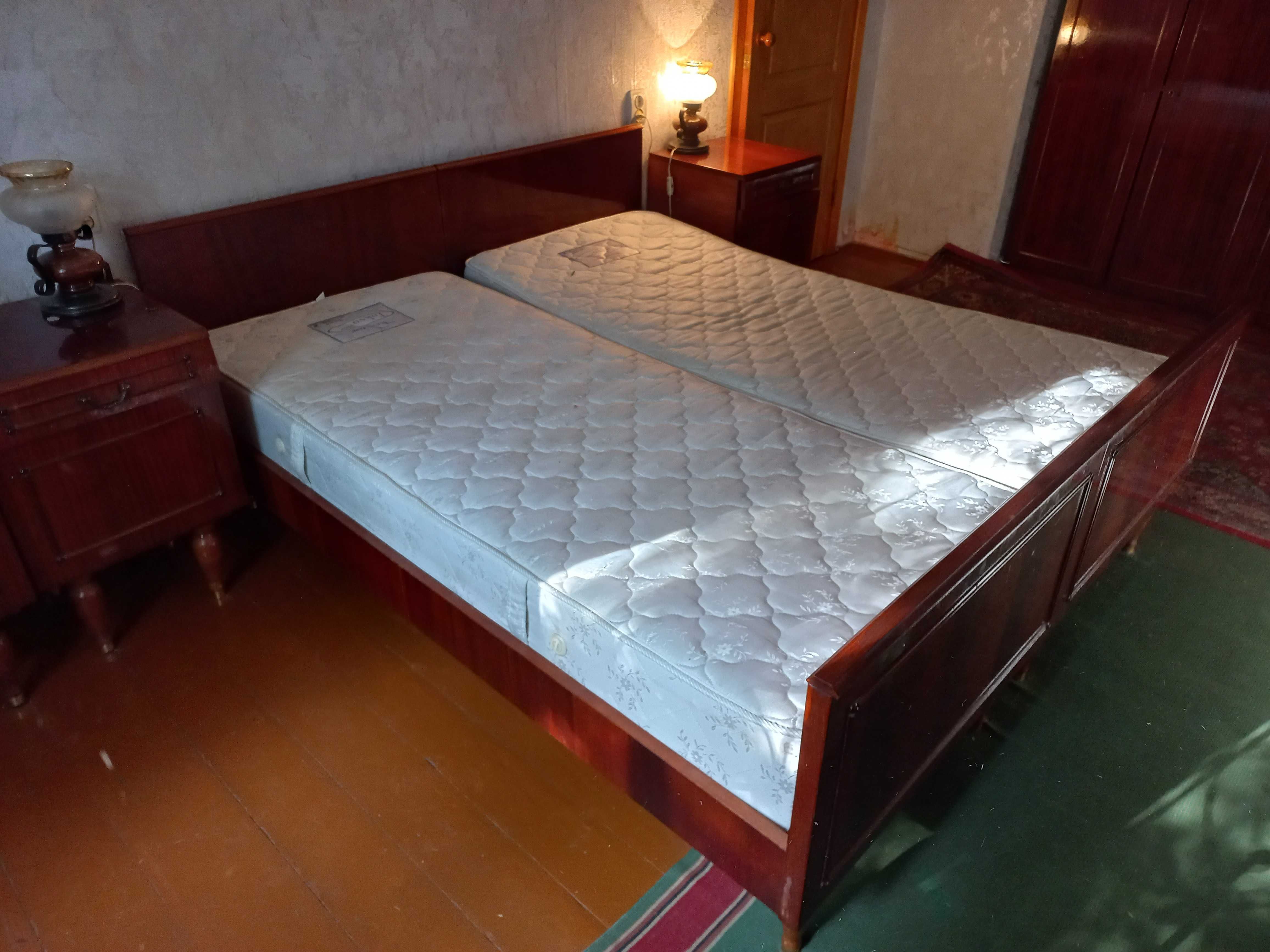Комплект з двох ліжок, матраців, тумб, світильників
