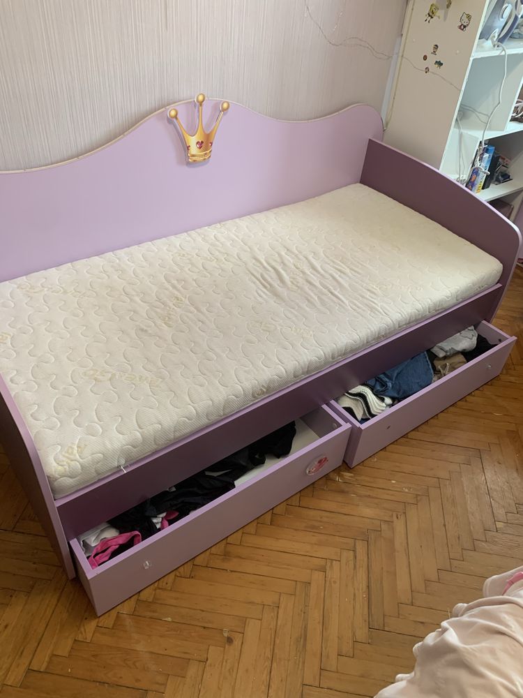 Продам стол и кровать одного комплекта