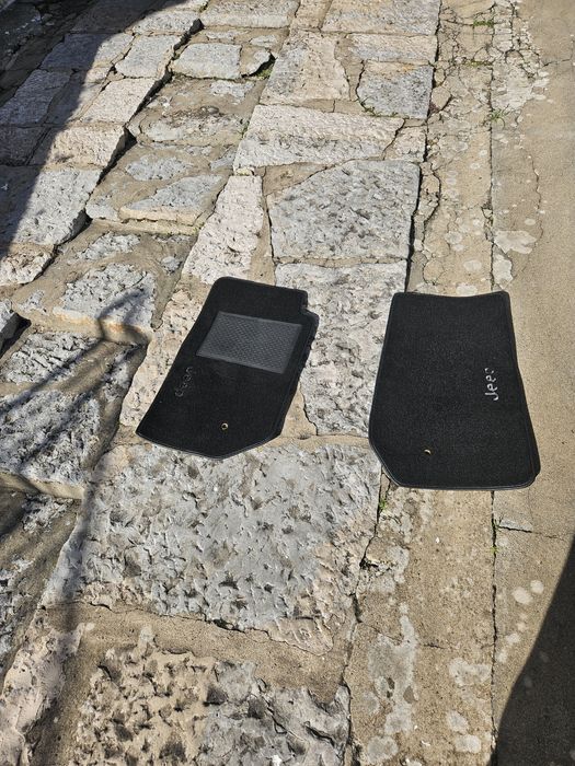 Vendo par de tapetes para Jeep Wrangler.