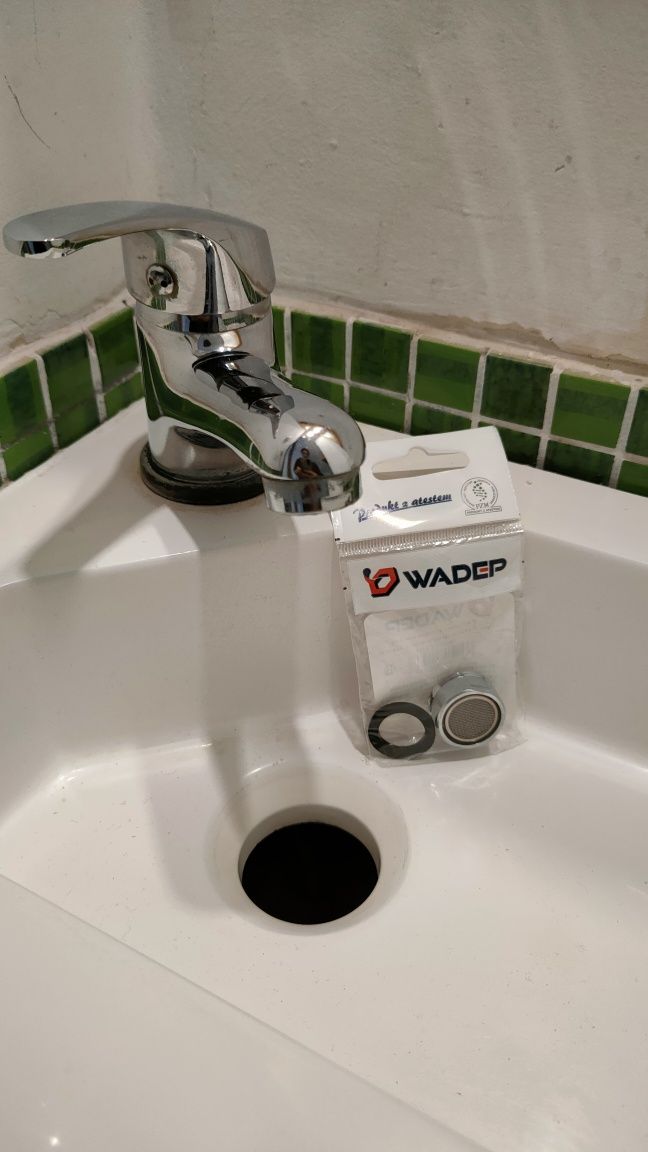 Wisząca szafka z umywalką, bateria, półka, lustro-drewniany komplet