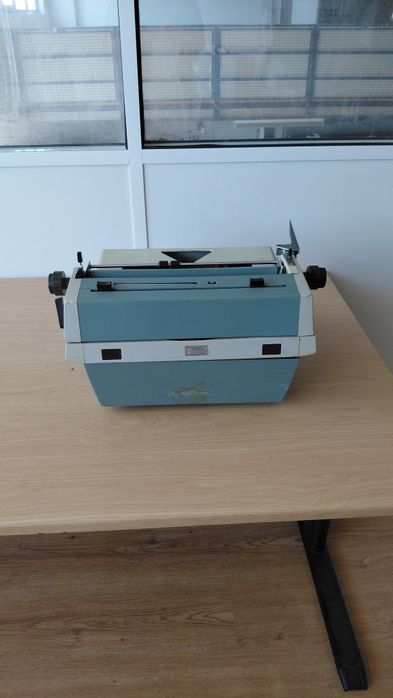 Maquina escrever Vintage anos 70/80 ferro