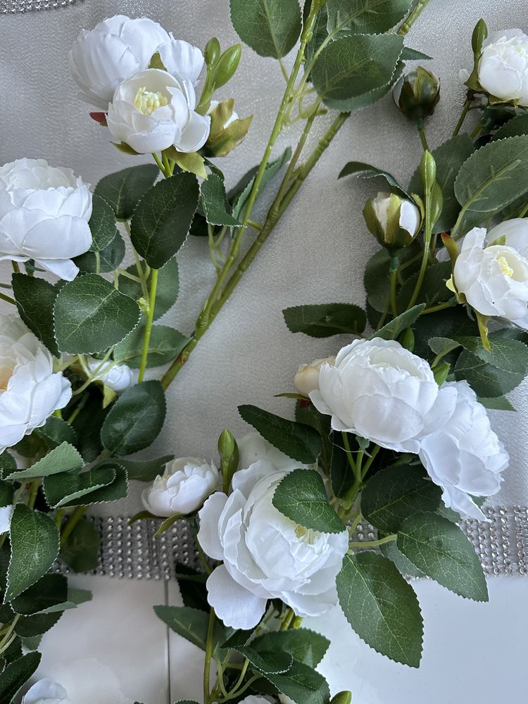 Girlanda / kompozycja kwiatowa, białe róże