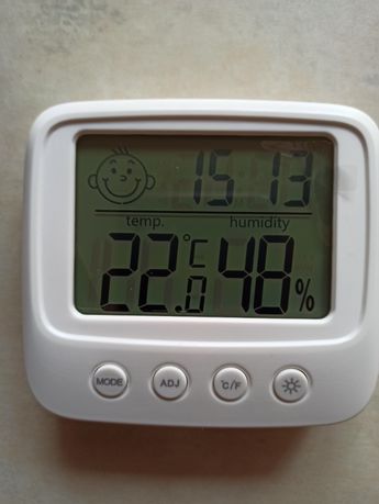 Термометр -гигрометр с функцией часов.